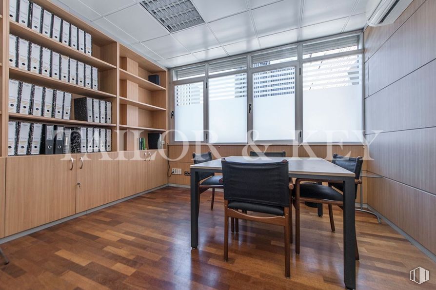 Oficina en venta en Paseo Castellana, Chamartín, Madrid, 28046 con mesa, silla, escritorio, estantería, mueble, propiedad, estante, madera, ventana y edificio alrededor