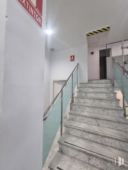 Local en alquiler en Calle Jabonería, 53, Alcorcón, Madrid, 28921 con escaleras, edificio, suelos, suelo, pared, madera, casa, techo, puerta y vidrio alrededor