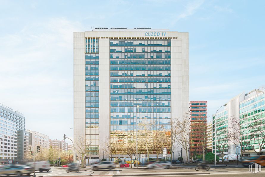 Oficina en alquiler en Edificio Cuzco IV, Paseo Castellana, 141, Tetuán, Madrid, 28046 con edificio, nube, cielo, durante el día, rascacielos, bloque de pisos, diseño urbano, condominio, luz de la calle y zona residencial alrededor