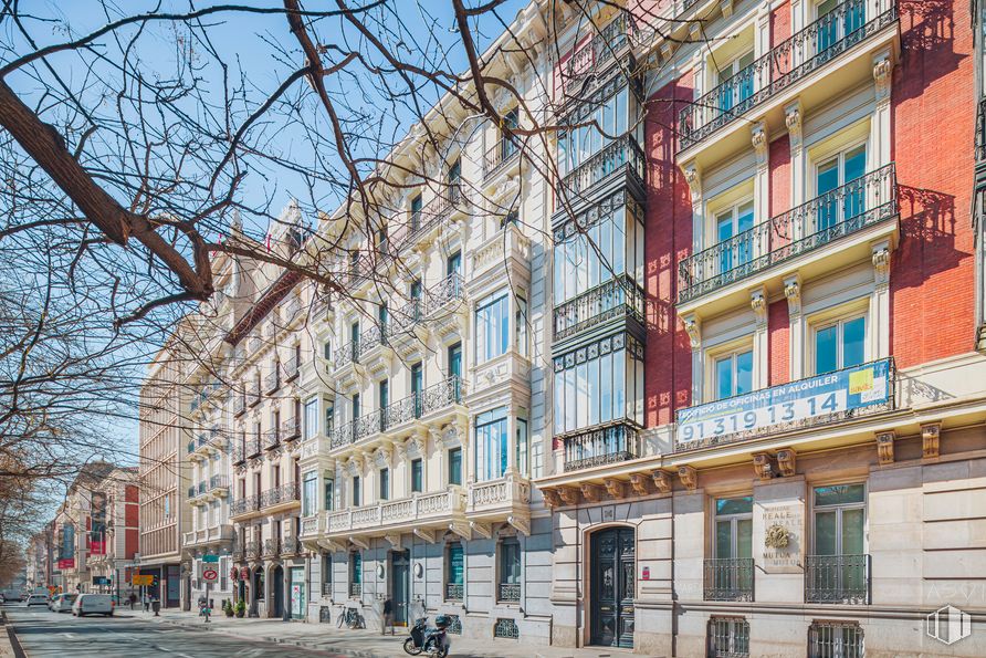 Oficina en alquiler en Paseo Recoletos, 33, Centro, Madrid, 28001 con edificio, ventana, cielo, infraestructura, diseño urbano, árbol, área residencial, barrio, mañana y bienes raíces alrededor