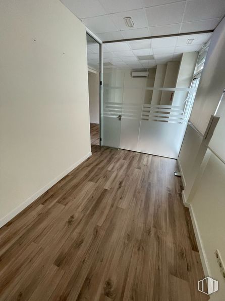 Local en alquiler en Calle Platillos, La Latina, Madrid, 28054 con suelos, suelos de madera, suelo, madera, suelo laminado, interiorismo, madera dura, techo, tinte para madera y tablón alrededor