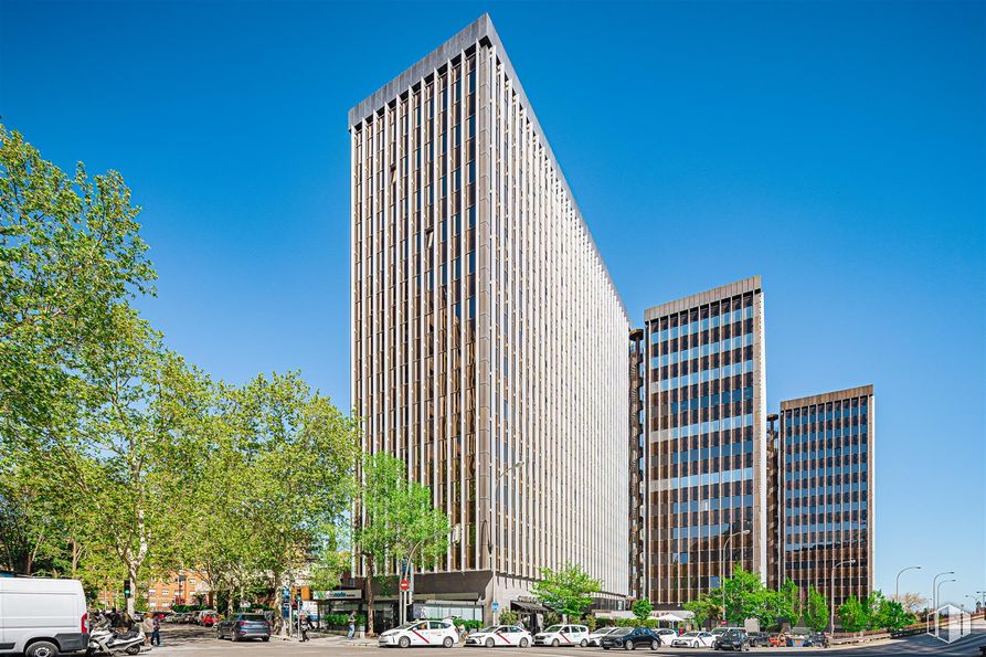 Office for rent at Calle Agustín de Foxá, 27, Chamartín, Madrid, 28036 with building, van, sky, skyscraper, daytime, wheel, tower block, tree, urban design and condominium around