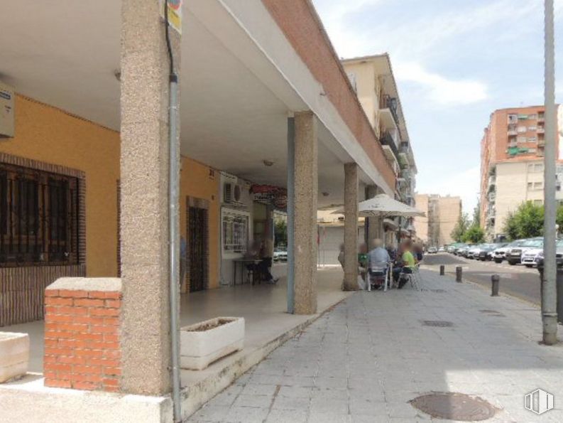 Retail for sale at Calle Felipe Solano Antelo, 16, Guadalajara, 19002 with building, window, cloud, sky, shade, road surface, urban design, neighbourhood, facade and real estate around