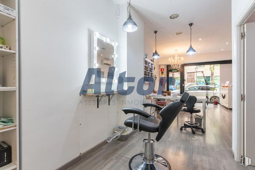 Local en alquiler y venta en Calle Fray Luis De León, Arganzuela, Madrid, 28012 con lámpara, silla, alumbrado, salón de belleza, spoke y freno del vehículo alrededor