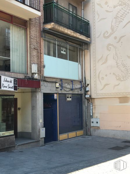 Retail for sale & for rent at Zona Centro, Segovia, 40005 with building, window, architecture, door, wood, fixture, neighbourhood, facade, plant and asphalt around