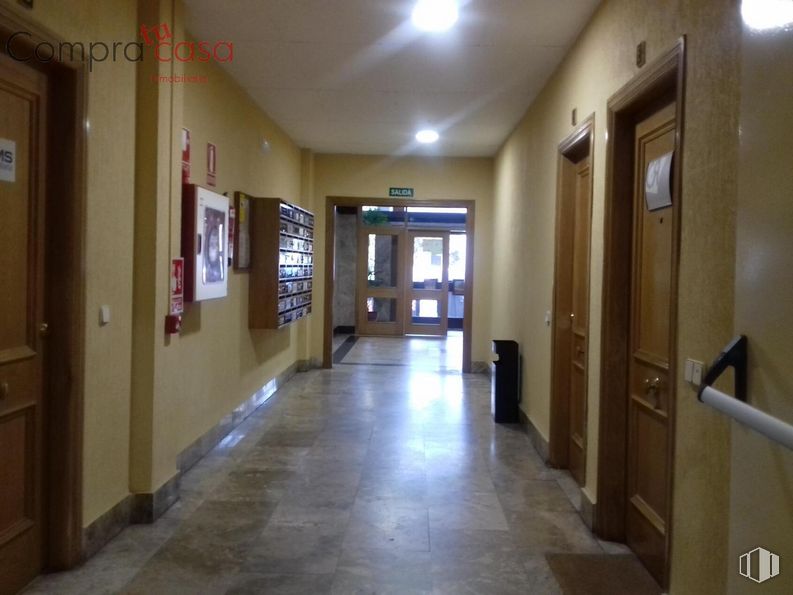 Office for sale & for rent at Paseo Ezequiel González, Segovia, 40002 with door, fixture, wood, interior design, architecture, floor, hall, flooring, real estate and tile flooring around