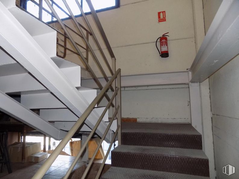 Industrial for sale at Avenida Naciones, Illescas, Toledo, 45200 with fixture, stairs, wood, flooring, building, ceiling, composite material, beam, handrail and glass around