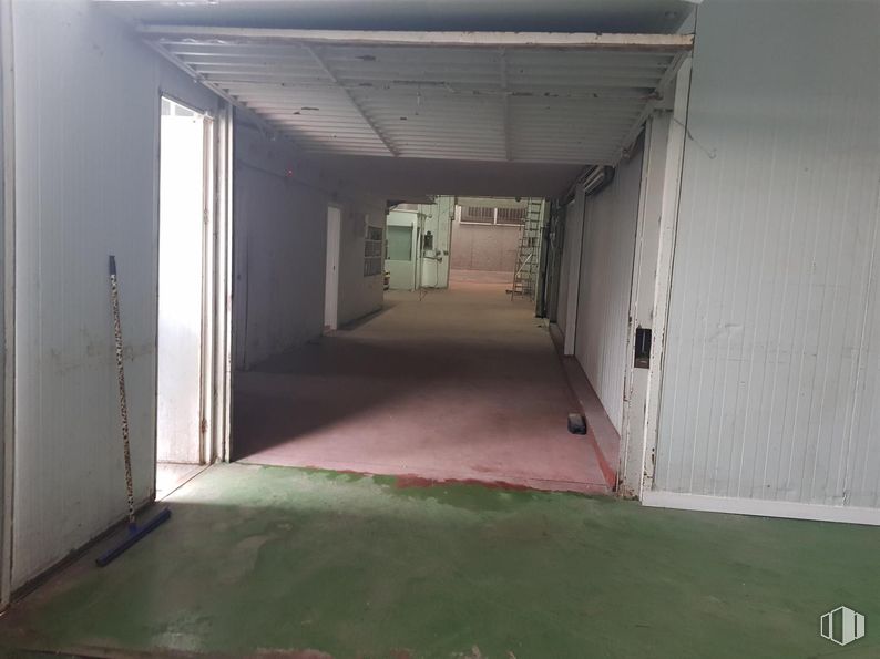 Industrial for sale & for rent at Calle Bañeza, 54, Fuenlabrada, Madrid, 28947 with door, floor, flooring, ceiling, metal, building material and daylighting around