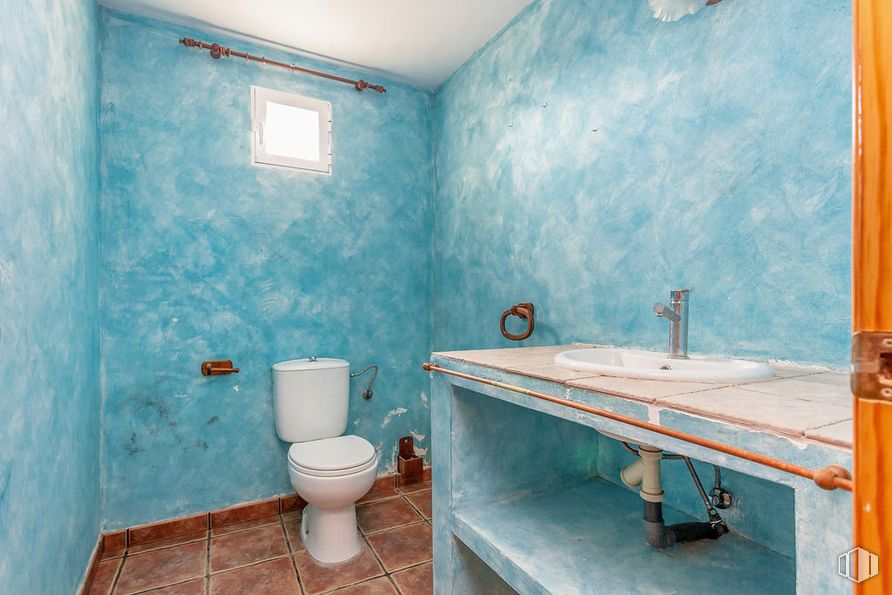 Land for sale at Zona M-542, Cadalso de los Vidrios, Madrid, 28640 with toilet, window, plumbing fixture, property, purple, product, bathroom, azure, blue and toilet seat around