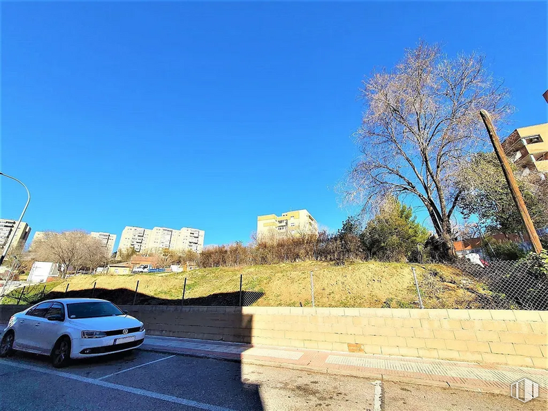 Land for sale at Alamín, Guadalajara, 19005 with car, sky, tire, vehicle, plant, azure, automotive lighting, road surface, wheel and motor vehicle around