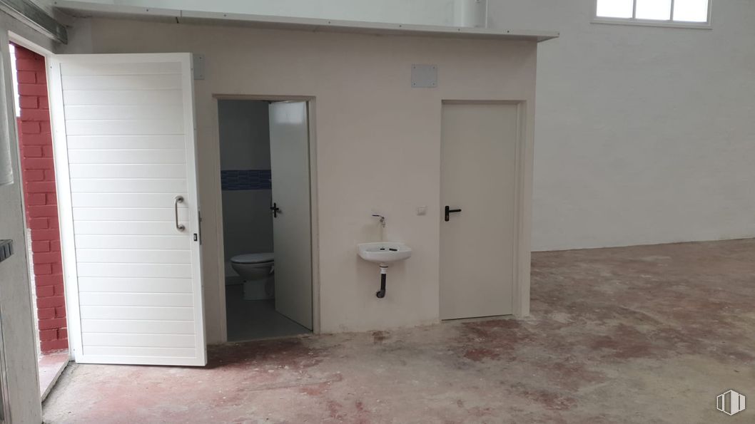 Industrial for sale at Calle Cedro, Arganda del Rey, Madrid, 28500 with door, window, floor, flooring, home door, building material, household hardware, tile, plumbing and door handle around