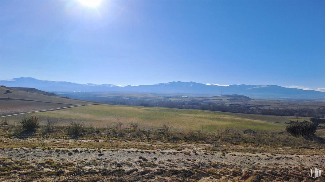 Land for sale at Zona Zamarramala, Segovia, 40196 with sky, mountain, plant, natural landscape, horizon, mountainous landforms, landscape, grassland, grass and mountain range around