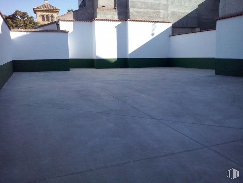 Land for sale at Zona centro, Consuegra, Toledo, 45700 with building, road surface, shade, rectangle, flooring, asphalt, tree, floor, composite material and plant around