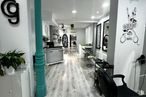 Retail for rent at Calle Valverde, Centro, Madrid, 28004 with houseplant, chair, cabinetry, interior design, flooring, wood flooring, beauty salon, laminate flooring and aluminium around