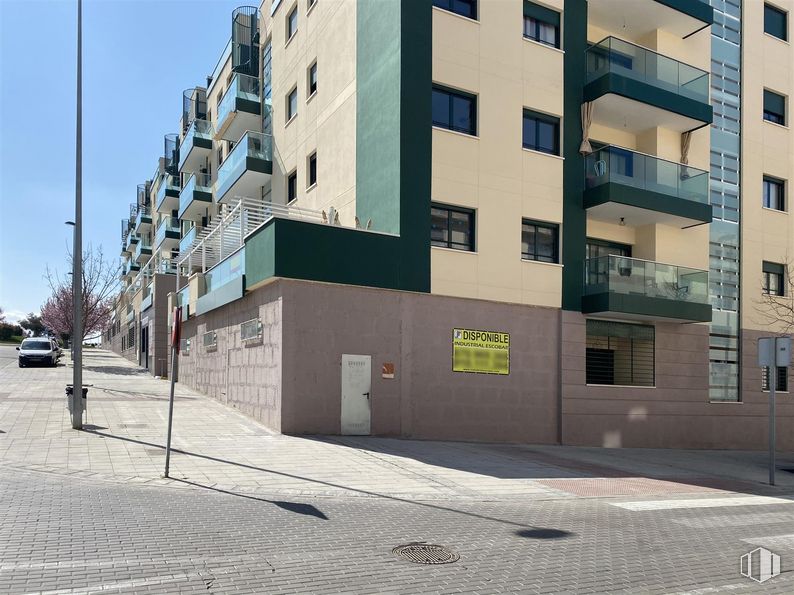 Local en alquiler en Avenida de Atenas, 2, Arganda del Rey, Madrid, 28500 con edificio, ventana, cielo, diseño urbano, barrio, zona residencial, fachada, superficie de la carretera, inmobiliario y ciudad alrededor