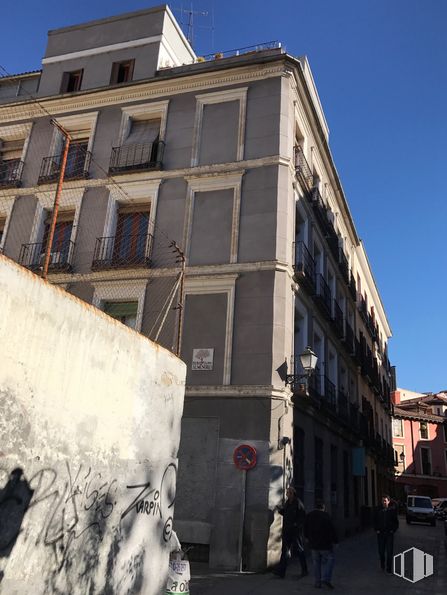 Retail for sale & for rent at Calle Almendro, 4, Centro, Madrid, 28005 with person, building, sky, window, urban design, condominium, facade, tints and shades, house and city around