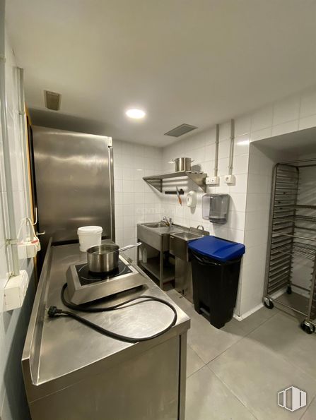 Local en alquiler en Zona centro, Centro, Madrid, 28015 con refrigerador, suelos, interiorismo, alumbrado, suelo, aparato de cocina, encimera, techo, cocina y electrodoméstico alrededor