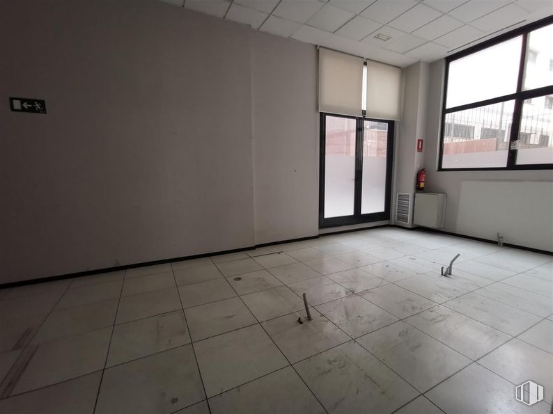 Office for rent at Calle Haya, 4, Carabanchel, Madrid, 28044 with window, door, hall, fixture, floor, flooring, building, house, wood and ceiling around