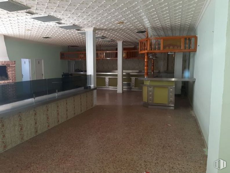 Retail for sale at Calle Iglesia, 17, Navaluenga, Ávila, 05100 with furniture, cabinetry, property, hall, wood, interior design, architecture, flooring, chair and floor around