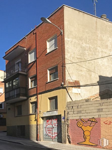 Local en alquiler y venta en Calle Ana María, 8, Tetuán, Madrid, 28039 con edificio, ventana, cielo, ladrillo, diseño urbano, barrio, pared, arte, madera y casa alrededor