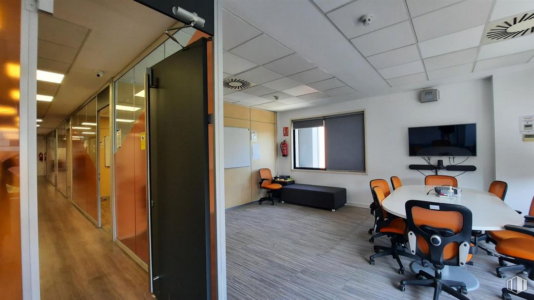 Office for rent at Zona Méndez Álvaro, Arganzuela, Madrid, 28045 with chair, table, furniture, orange, floor, flooring, fixture, building, living room and real estate around