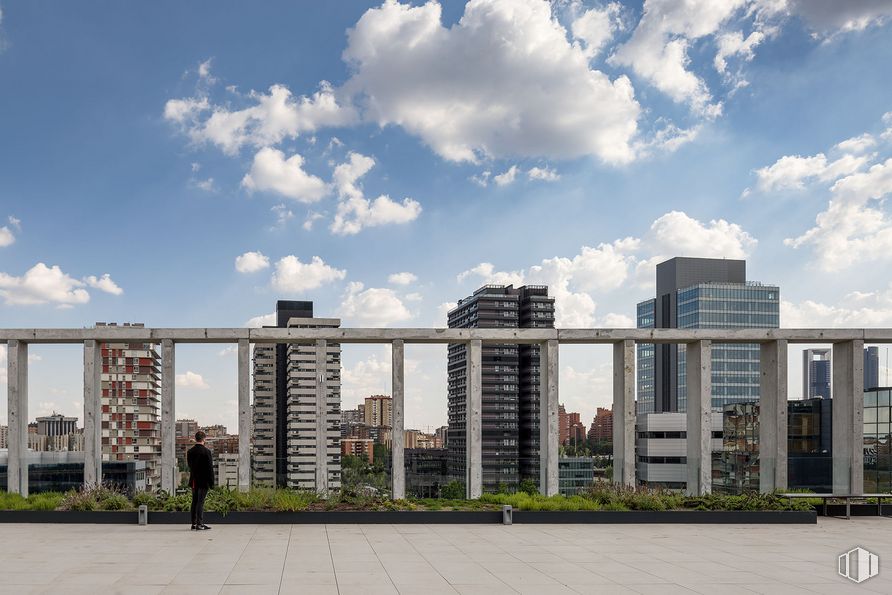 Oficina en alquiler en Edificio Polaris, Spaces Polaris. Avenida Manoteras, 12, Hortaleza, Madrid, 28050 con edificio, nube, cielo, planta, bloque de pisos, diseño urbano, condominio, cúmulo, zona residencial y paisaje urbano alrededor