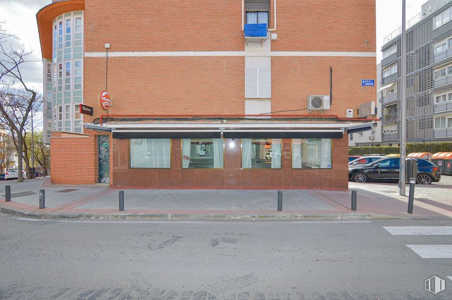 Local en venta en Calle San Emilio, Ciudad Lineal, Madrid, 28017 con edificio, coche, ventana, superficie de la carretera, arquitectura, ladrillo, diseño urbano, neumático, albañilería y zona residencial alrededor