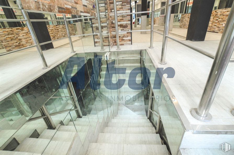 Local en venta en Calle Galileo, Chamberí, Madrid, 28015 con edificio, interiorismo, suelo, ocio, escaleras, suelos, vidrio, diseño urbano, ciudad y pasamanos alrededor