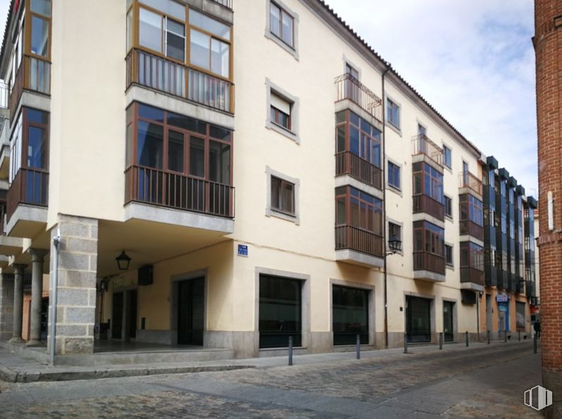 Oficina en alquiler en Zona centro, Ávila, 05001 con edificio, ventana, nube, diseño urbano, condominio, zona residencial, propiedad material, bienes inmuebles, fachada y ciudad alrededor