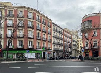 Retail for rent at Zona Chamberí, Chamberí, Madrid, 28010 with building, window, urban area, city, neighbourhood, town, metropolitan area, apartment, street and public space around