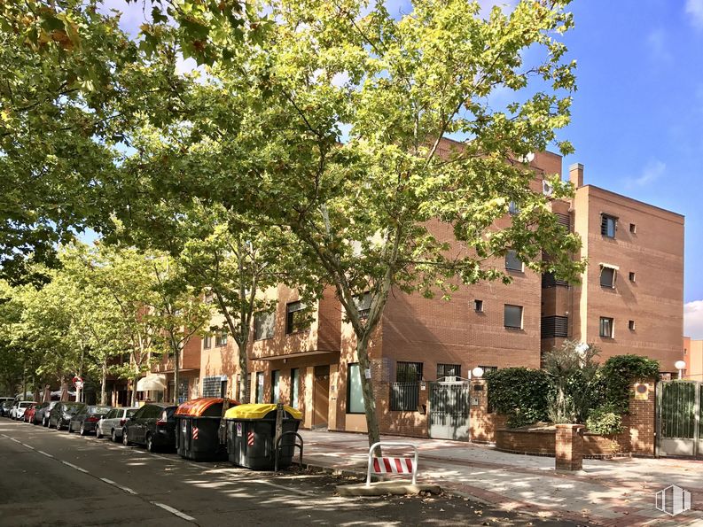 Retail for rent at Zona Barajas, Barajas, Madrid, 28042 with building, car, plant, window, cloud, sky, shade, tree, road surface and urban design around