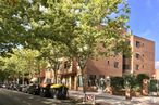 Retail for rent at Zona Barajas, Barajas, Madrid, 28042 with building, car, plant, window, cloud, sky, shade, tree, road surface and urban design around