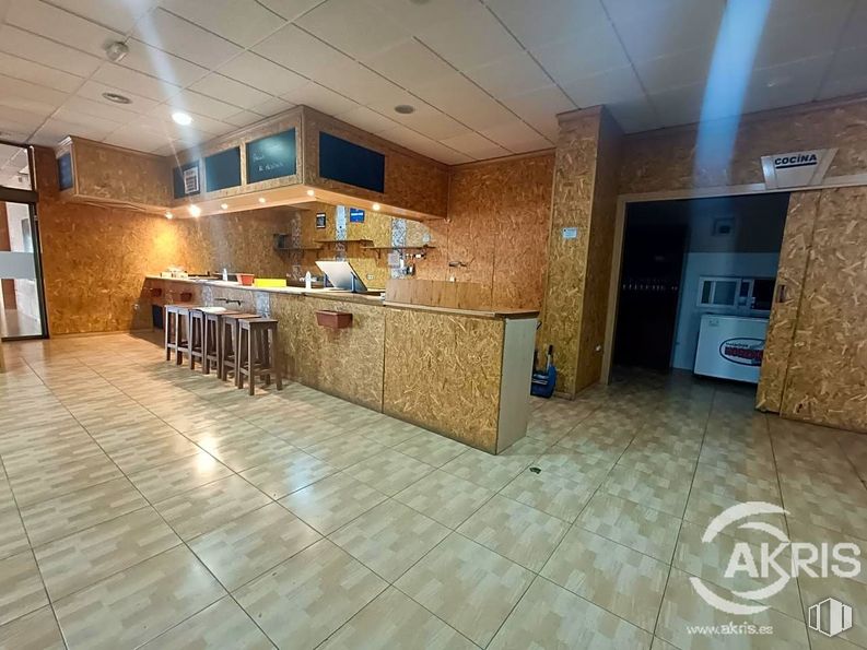 Local en alquiler en Calle Puente, Torrijos, Toledo, 45500 con ebanistería, estante, suelo de baldosas, madera, suelos, hall, suelo, silla, inmobiliario y estantería alrededor