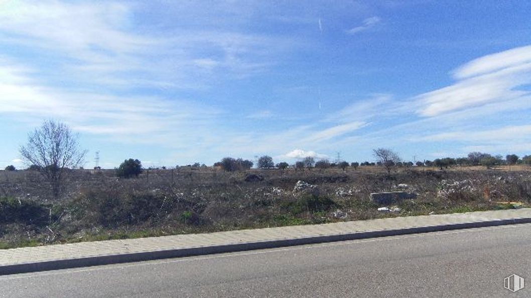 Land for sale at Polígono Los Albañakes, Seseña, Toledo, 45224 with cloud, sky, plant, road surface, natural landscape, asphalt, tree, tar, grass and mountainous landforms around