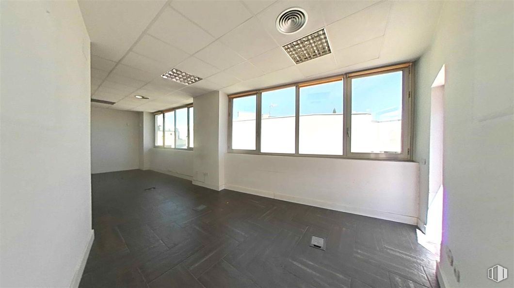 Office for sale at Edificio Altagracia I, Calle Segundo Mata, 1, Pozuelo de Alarcón, Madrid, 28224 with window, light fixture, flooring, floor, ceiling, interior design, composite material, apartment, glass and daylighting around