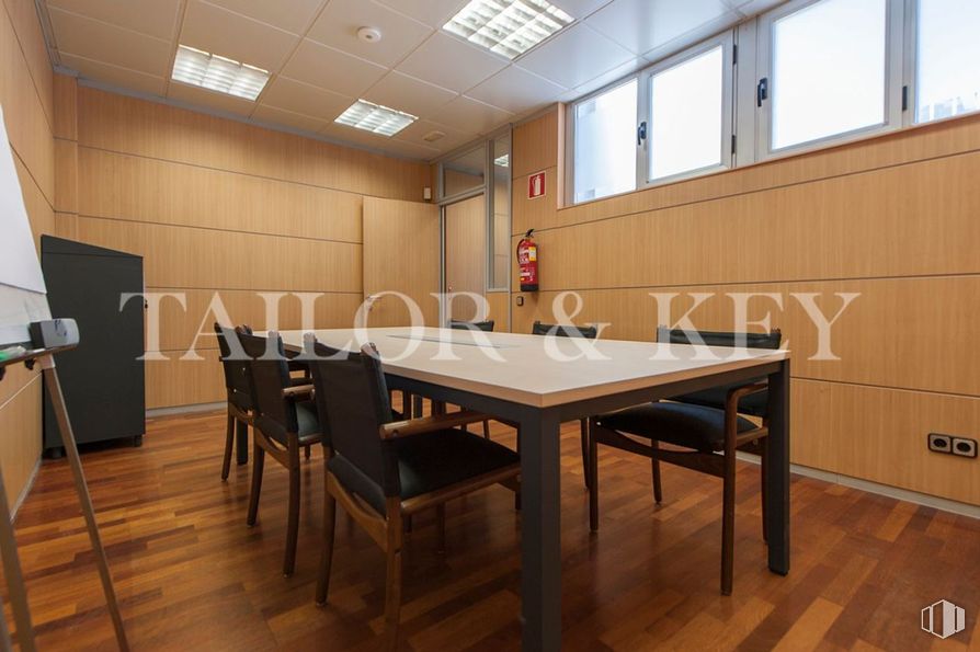 Oficina en venta en Paseo Castellana, Chamartín, Madrid, 28046 con silla, mesa de cocina y comedor, mesa, madera, interiorismo, hall, suelos, suelo, ventana y madera dura alrededor