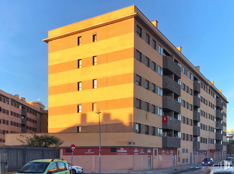 Retail for sale & for rent at Avenida de Belén, 41, Ciempozuelos, Madrid, 28350 with building, car, sky, window, property, tire, vehicle, wheel, infrastructure and tower block around