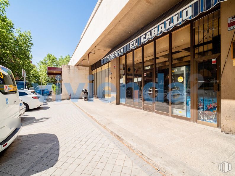 Local en venta en Calle Galeón, Barajas, Madrid, 28042 con coche, camioneta, luz de estacionamiento, cielo, neumático, vehículo, planta, rueda, árbol y fachada alrededor