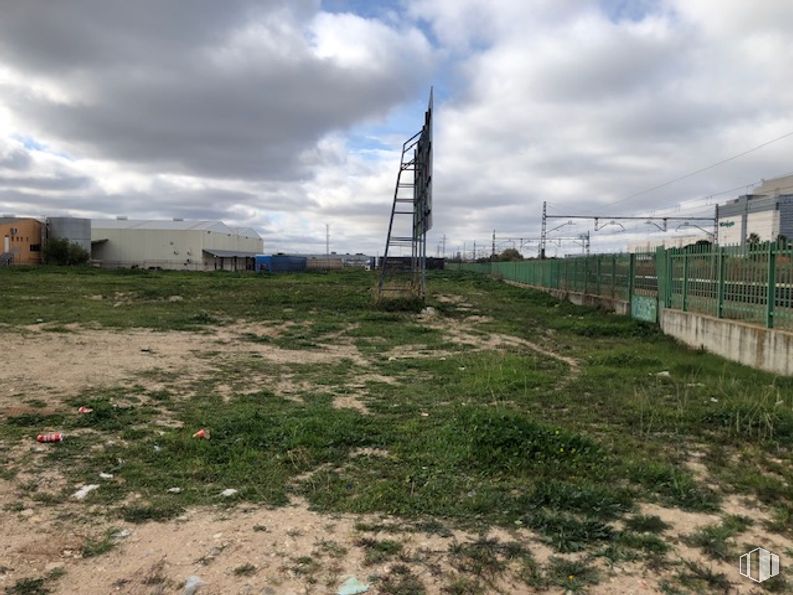 Land for sale at Calle Catalina de Gamboa y Mendoza, Alcalá de Henares, Madrid, 28806 with cloud, sky, plant, land lot, body of water, tree, grass, landscape, grassland and electricity around