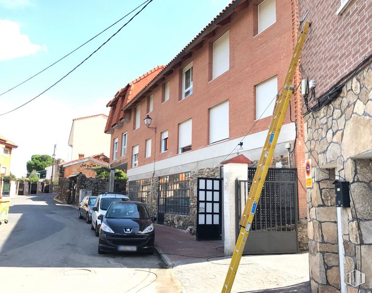 Retail for rent at Calle San Roque, 19, Pedrezuela, Madrid, 28723 with car, building, window, wheel, tire, property, sky, vehicle, cloud and plant around