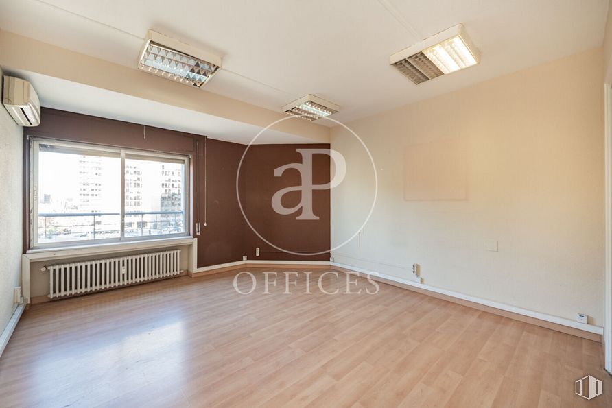 Oficina en alquiler en Paseo Castellana, Chamartín, Madrid, 28046 con alumbrado, ventana, edificio, propiedad, madera, hall, accesorio, suelos, sombra y suelo alrededor