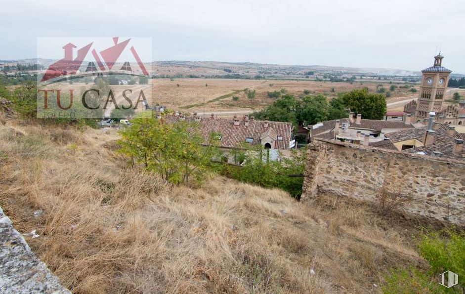 Land for sale at Calle Subida del Hospital, Toledo, 45006 with building, plant, sky, plant community, ecoregion, cloud, land lot, vegetation, grass and wall around