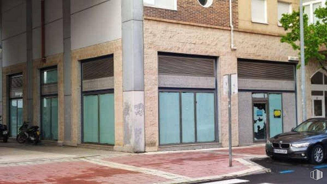 Retail for sale at Calle Rafael Alberti, 11, Collado Villalba, Madrid, 28400 with car, window, vehicle, architecture, building, vehicle registration plate, line, wheel, brick and facade around