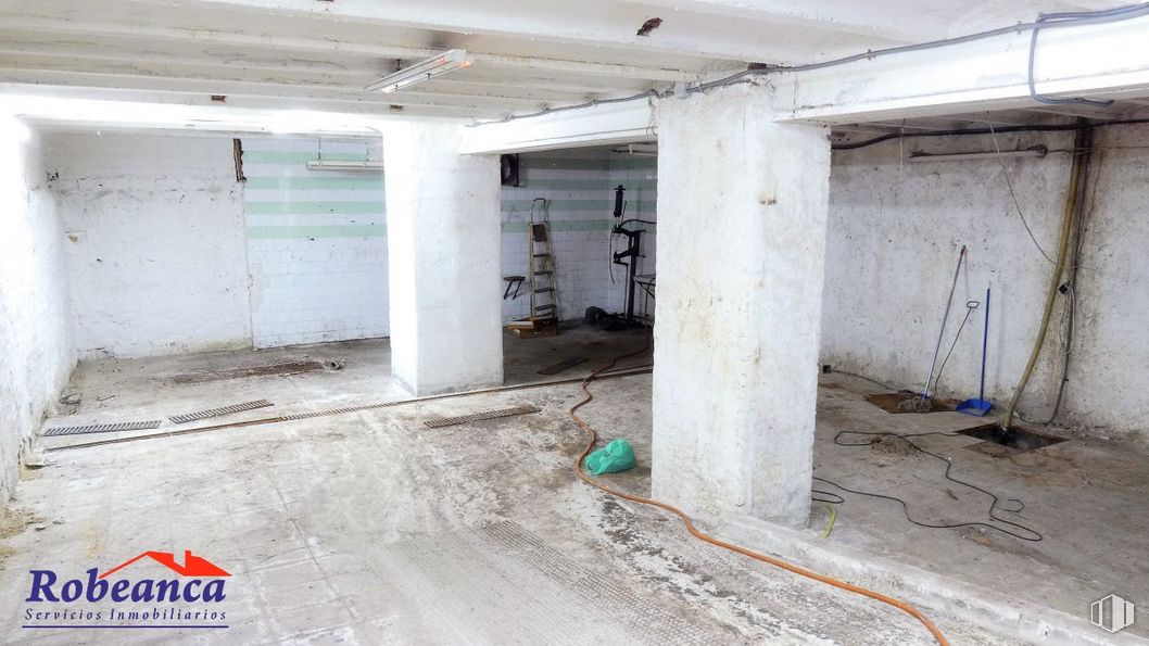 Retail for sale & for rent at Calle Fray Luis de San José, 4, Ávila, 05005 with building, floor, flooring, composite material, gas, wood, concrete, ceiling, plaster and building material around