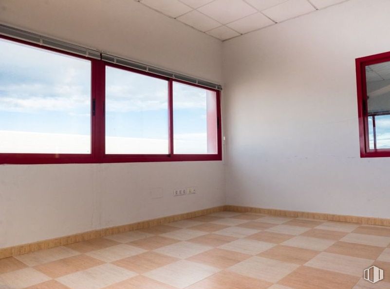 Industrial for sale at Zona industrial, Santa Cruz del Retamar, Toledo, 45513 with window, property, fixture, lighting, wood, cloud, building, interior design, hall and shade around