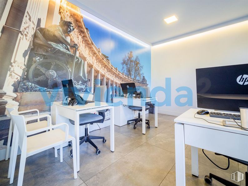 Local en alquiler y venta en Avenida Menéndez Pelayo, Retiro, Madrid, 28007 con silla, escritorio, televisión, mesa, pantalla de ordenador, mueble, propiedad, ordenador, ordenador personal y azure alrededor