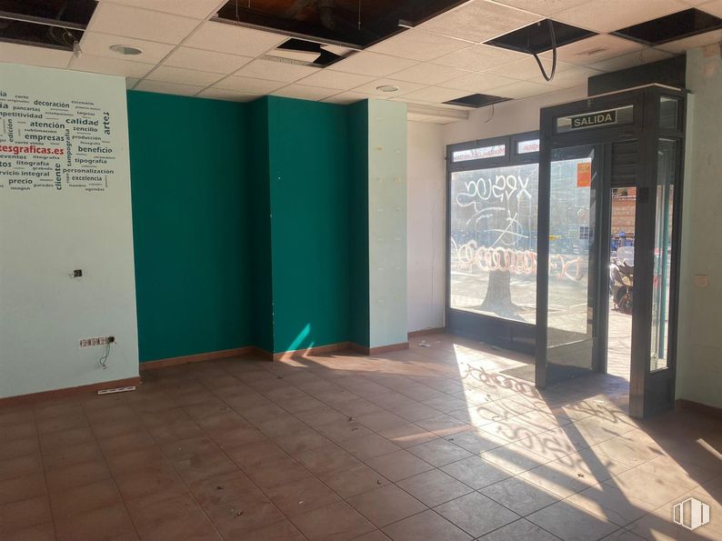 Retail for rent at Paseo Chopera, 47, Arganzuela, Madrid, 28045 with flooring, floor, door, transparency, paint, advertising and tile around