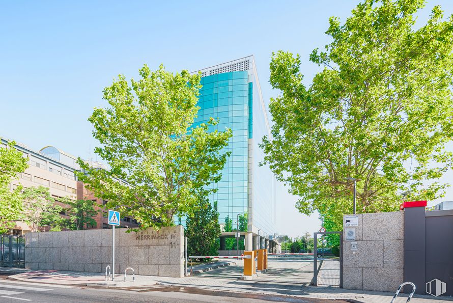 Oficina en alquiler en Edificio Merrimack IV, Calle Josefa Valcárcel, 30, San Blas - Canillejas, Madrid, 28027 con edificio, día, cielo, propiedad, árbol, superficie de la carretera, bloque de torres, diseño urbano, ventana y barrio alrededor