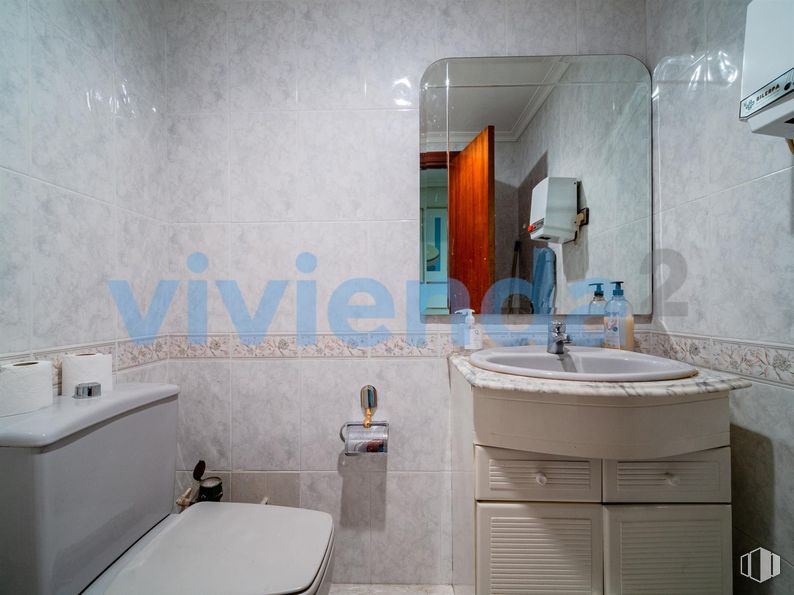 Office for sale at Calle Doctor Esquerdo, Retiro, Madrid, 28007 with toilet, bathroom cabinet, cabinetry, mirror, tap, plumbing fixture, property, bathroom sink, building and white around