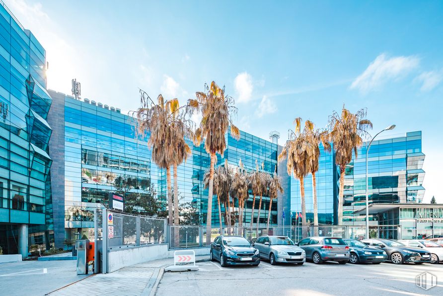 Oficina en alquiler en Edificio Milenium, Calle Vía de los Poblados, 13, Hortaleza, Madrid, 28033 con coche, edificio, nube, cielo, neumático, rueda, vehículo, árbol, condominio y ocio alrededor